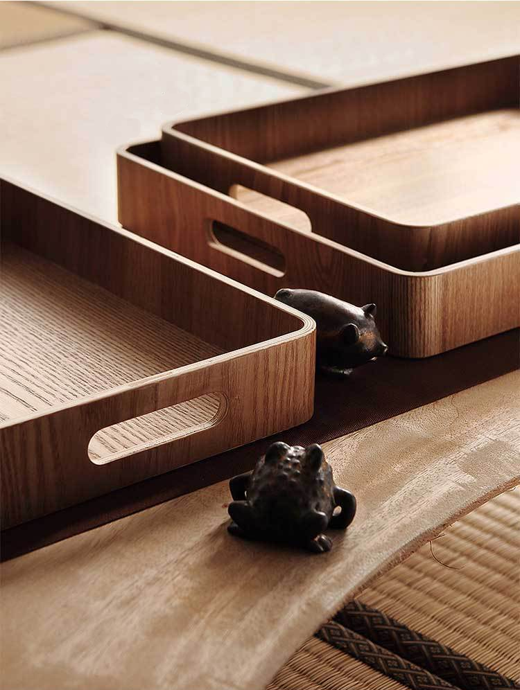 Slim, round serving trays made of wood
