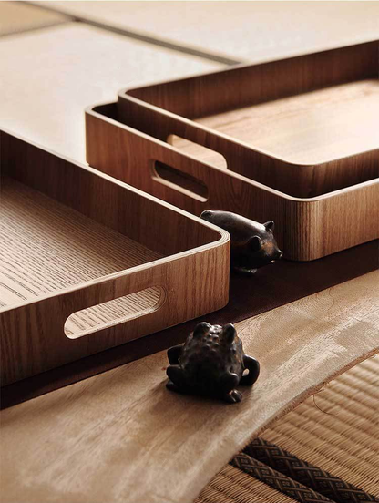 Slim, round serving trays made of wood